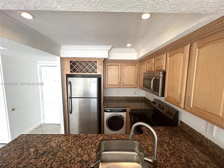 151 NE 16th Ave #174 — Photo 2
