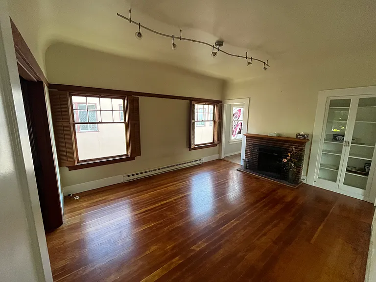 2323 Grant St — Photo 4