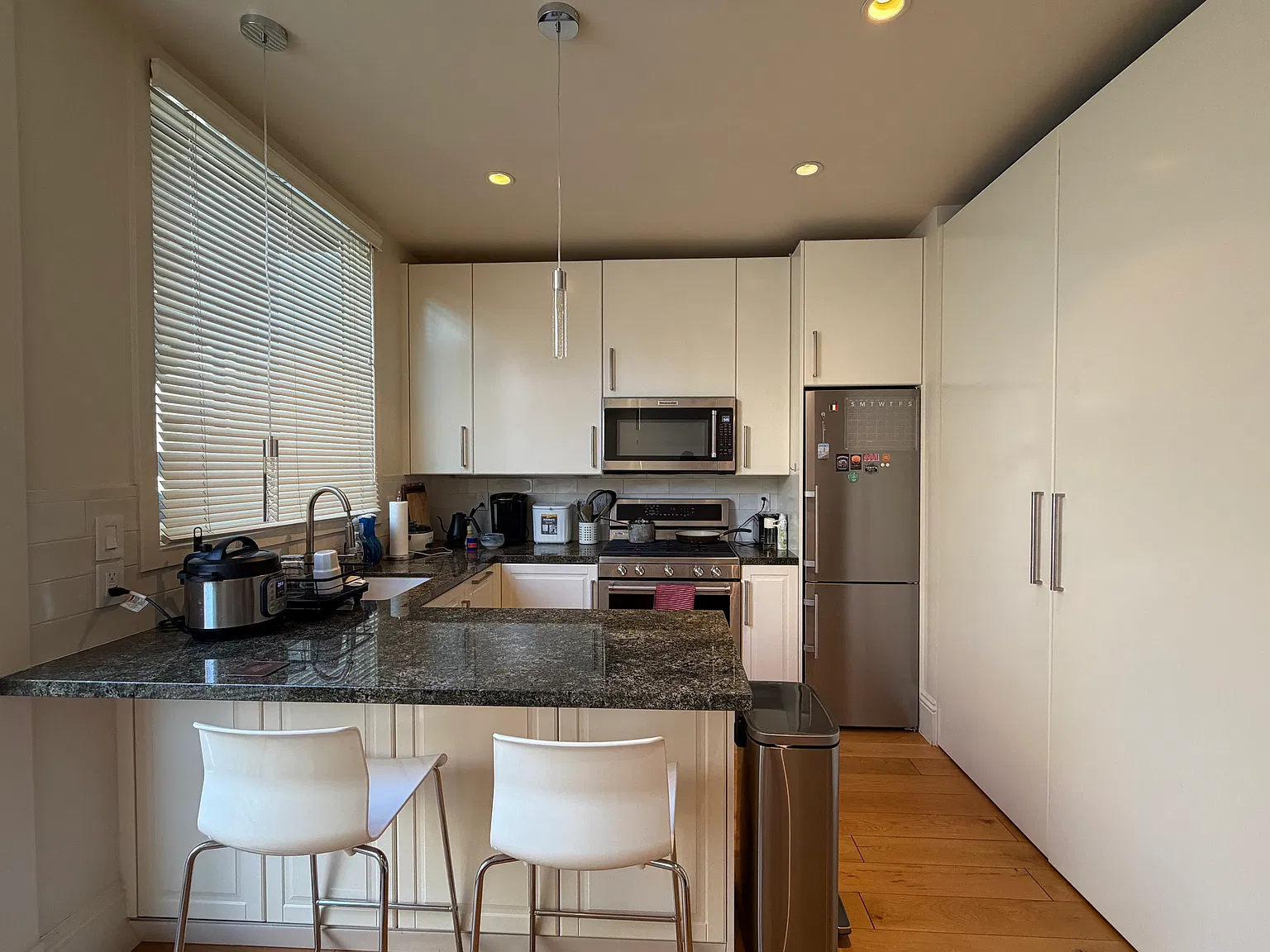 2 bed, 676 sqft, $3,200 — Photo 3