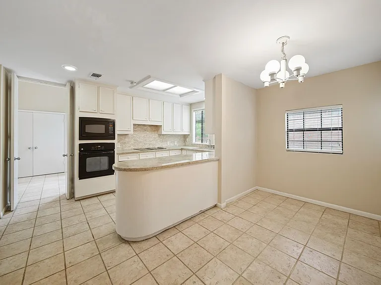 130 Sugarberry Cir — Photo 17