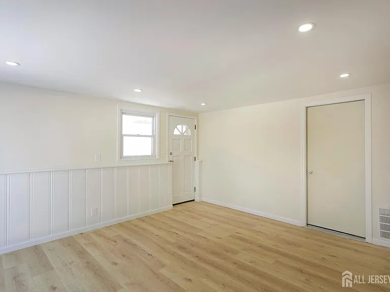 40 Essex Ave — Photo 15