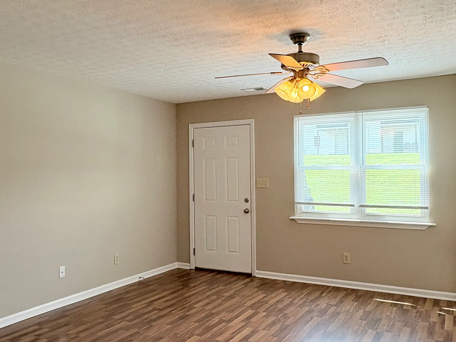 3 bed, 1000 sqft, $895 — Photo 2