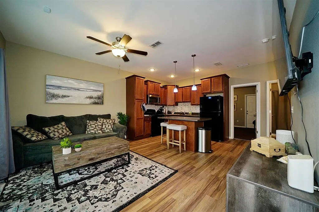 3 bed, 1177 sqft, $2,500 — Photo 4
