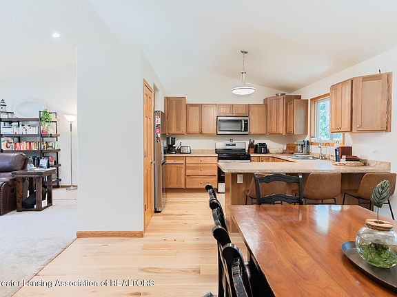 3rd image of 1057 Leonard Ave