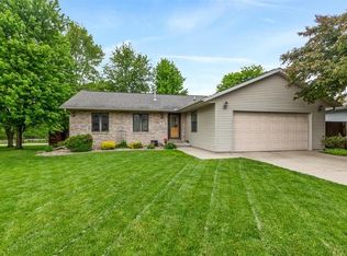 5 Cedar Ct, Bloomington, IL 61701