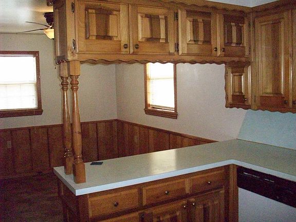 Dining Area & Breakfast Bar