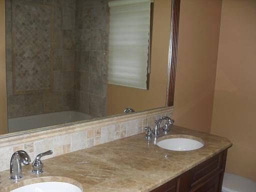 4th image of 890 Glenmore Ct