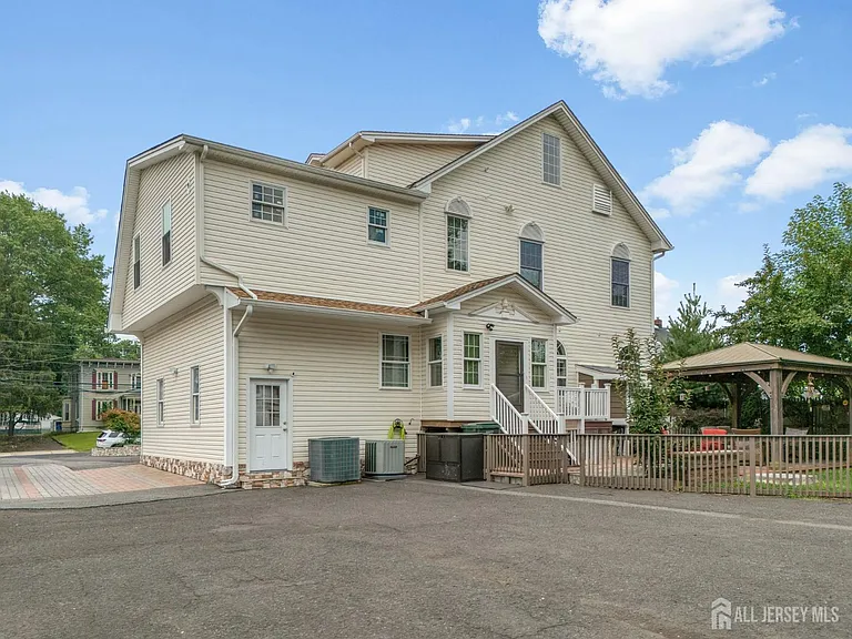 262 Prospect Ave — Photo 3