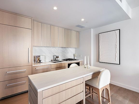 2nd image of 500 W 45th St Unit 621
