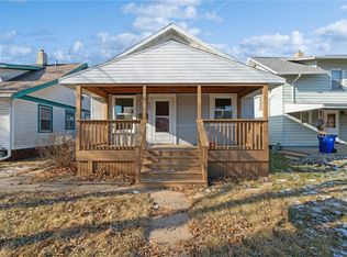 869 Oakland Rd NE, Cedar Rapids, IA 52402