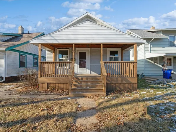 869 Oakland Rd NE, Cedar Rapids, IA 52402