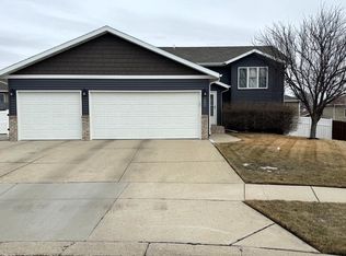 2330 Seneca Cir, Bismarck, ND 58503