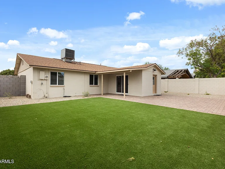 224 E Oxford Dr — Photo 15