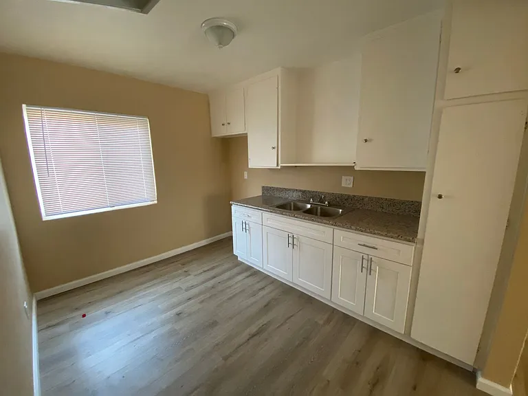 Las Palmas Apartments — Photo 13