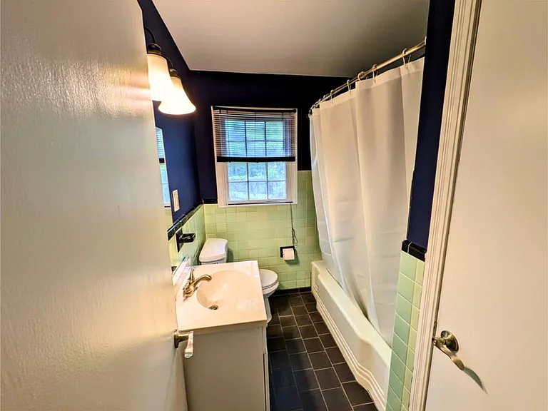 366 Lynnhaven Dr SW — Photo 2