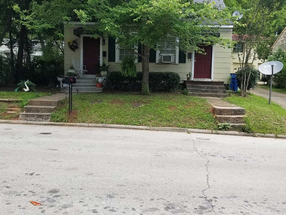 Street View, the unit available is the door on the right.
