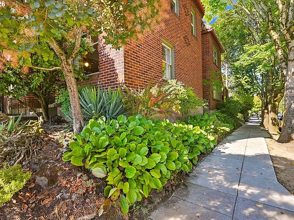 2nd image of 2953 SE Hawthorne Blvd