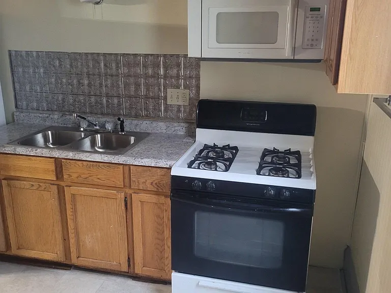 404 Broaddus Ave — Photo 9