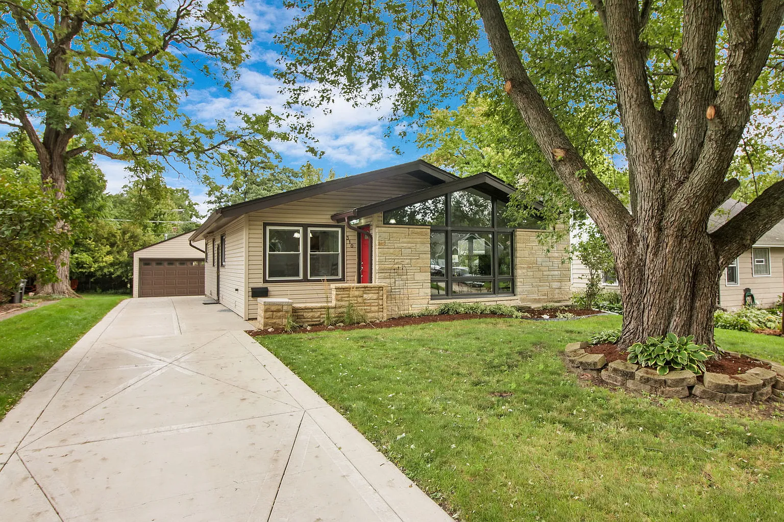 310 Charlotte Pl photo 1