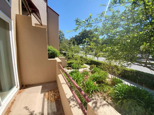 102 Cityhomes Ln, Foster City, CA 94404