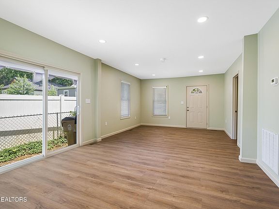 5th image of 427 Oglewood Ave