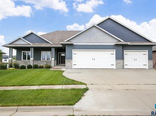 8801 E Fiddlewood Dr, Sioux Falls, SD 57110