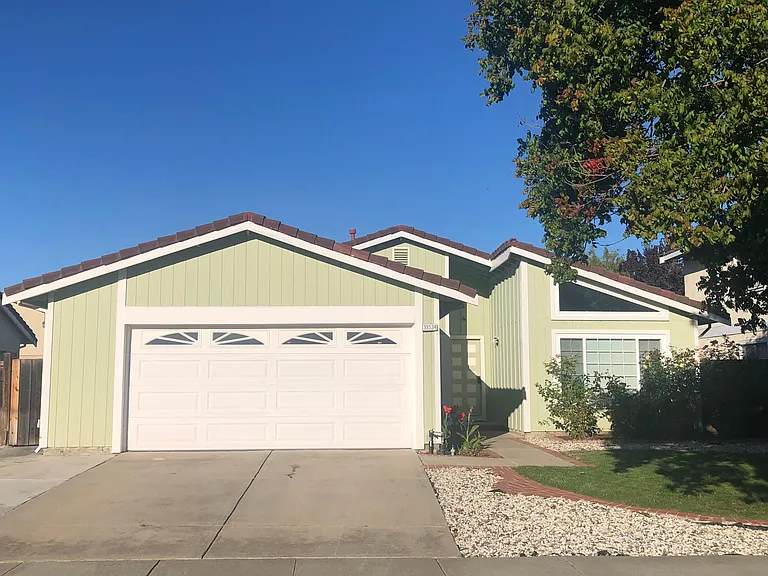 Trinculo Ln — Photo 1