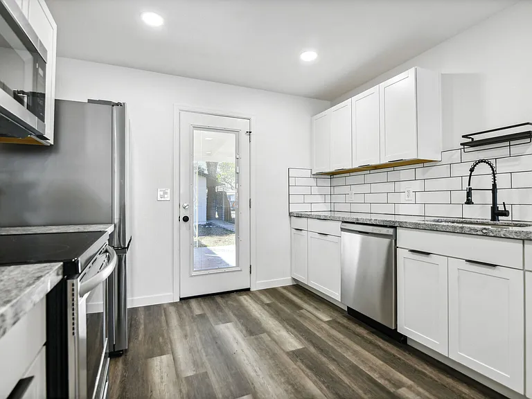 1229 W 4th St #1 — Photo 1