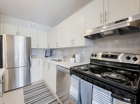 Parkway Forest Towers, 100 Parkway Forest Dr, Toronto, ON M2J 1L6