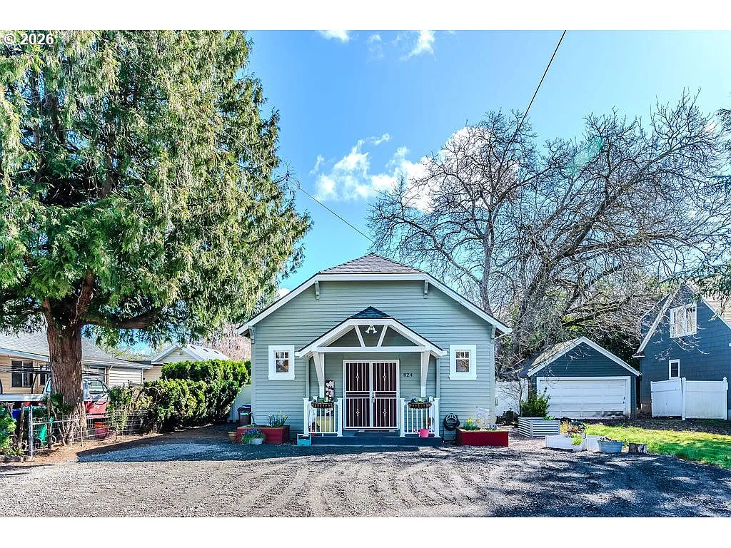 824 NW Mignonette Ave photo 1