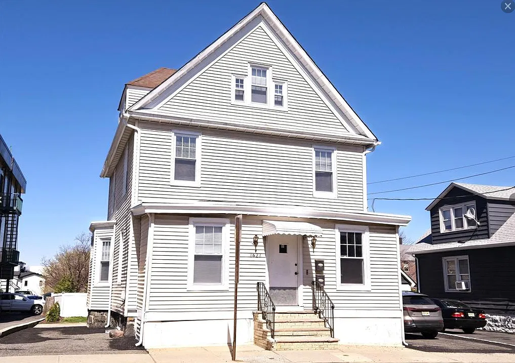 3 bed, 1.5 bath, 2298 sqft, $2,900 — Photo 1