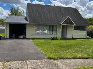 12 Trellis Rd, Levittown, PA 19056