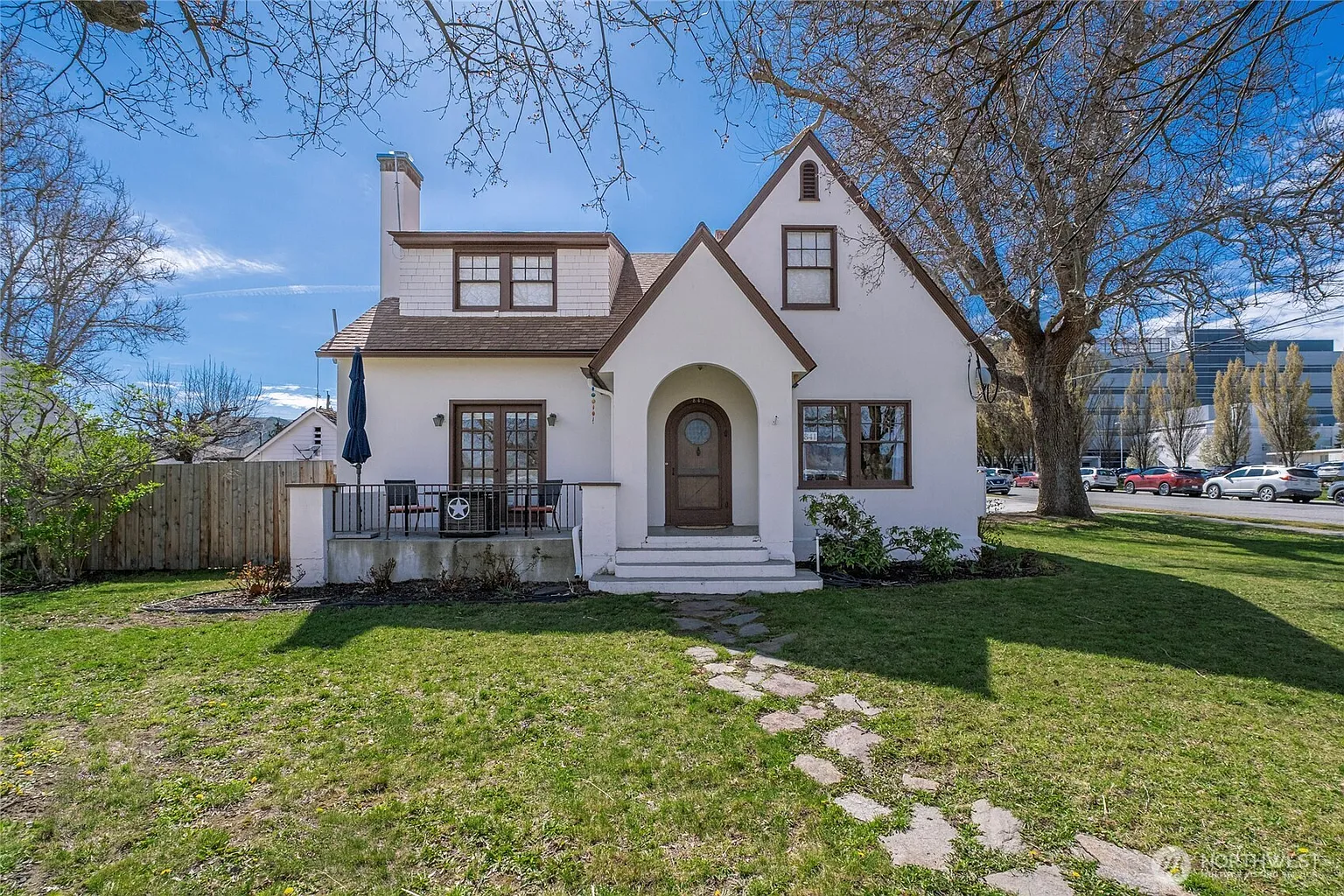 841 Red Apple Road photo 1