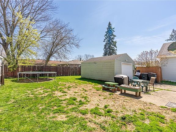 4th image of 559 Essex St