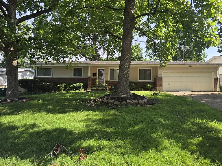2259 Ainsworth Dr — Photo 1