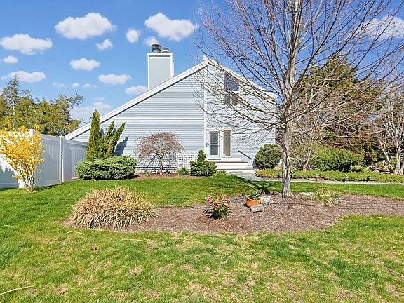 2nd image of 11 Stoney Brook Ln