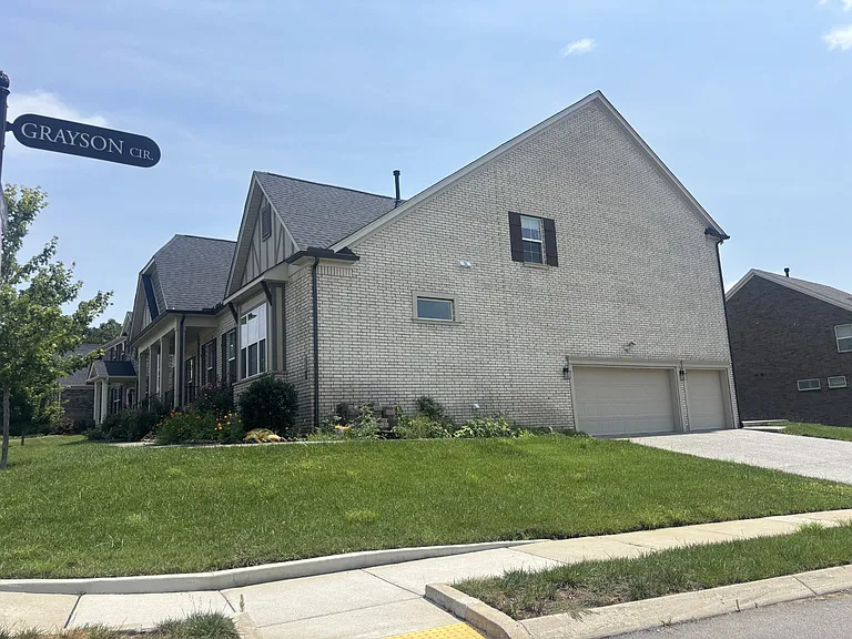 3038 Oxford Dr — Photo 3
