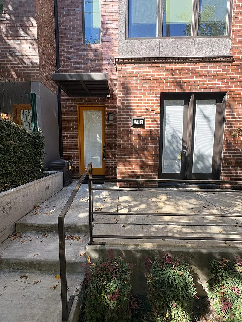 Vibrant 4 Story 2bed/3.5bath Plus Bonus Room in Midtown — Photo 3