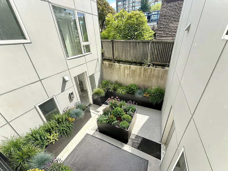 Thirteen East — Photo 1