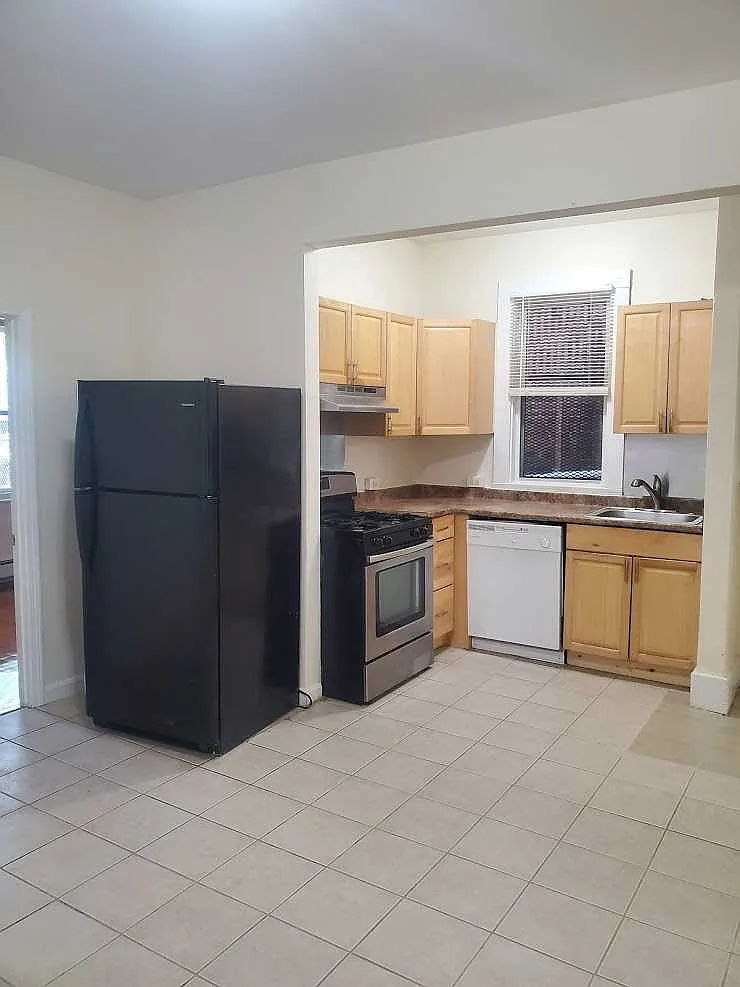 4 bed, $3,550 — Photo 1