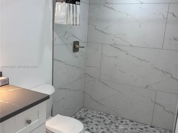 701 Three Islands Blvd APT 320, Hallandale, FL 33009