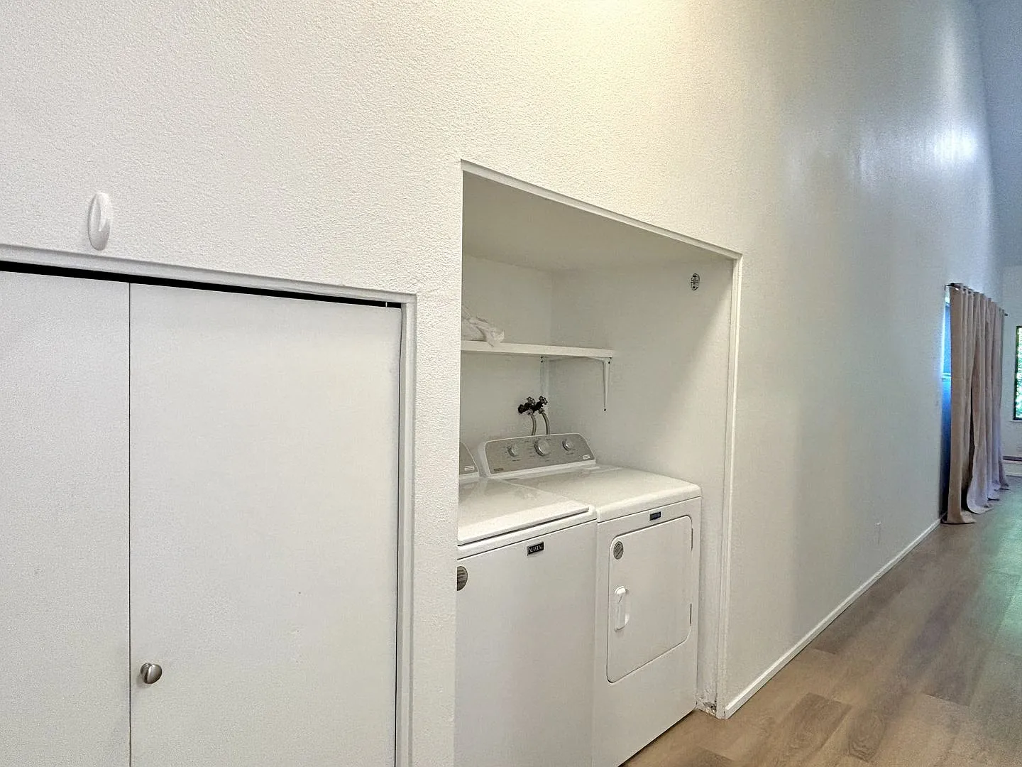 Top floor (2nd) floor Hazelwood condo, 2 beds, 2 baths. Garage, vaulted ceilings and lots of pati... — Photo 2