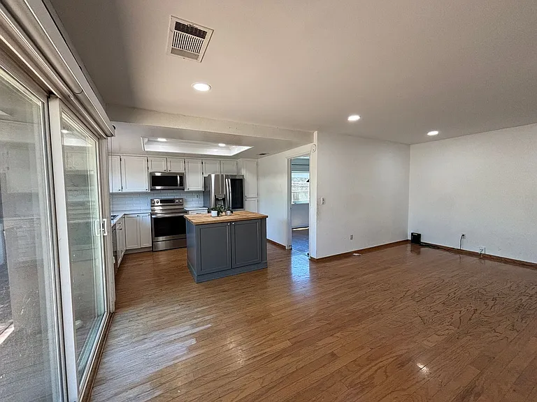 2102 California Dr — Photo 18