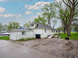 2806 Shorewood Dr, McHenry, IL 60050