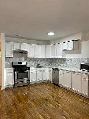 Rented by Moving Forward Real Estate NYC | media 22