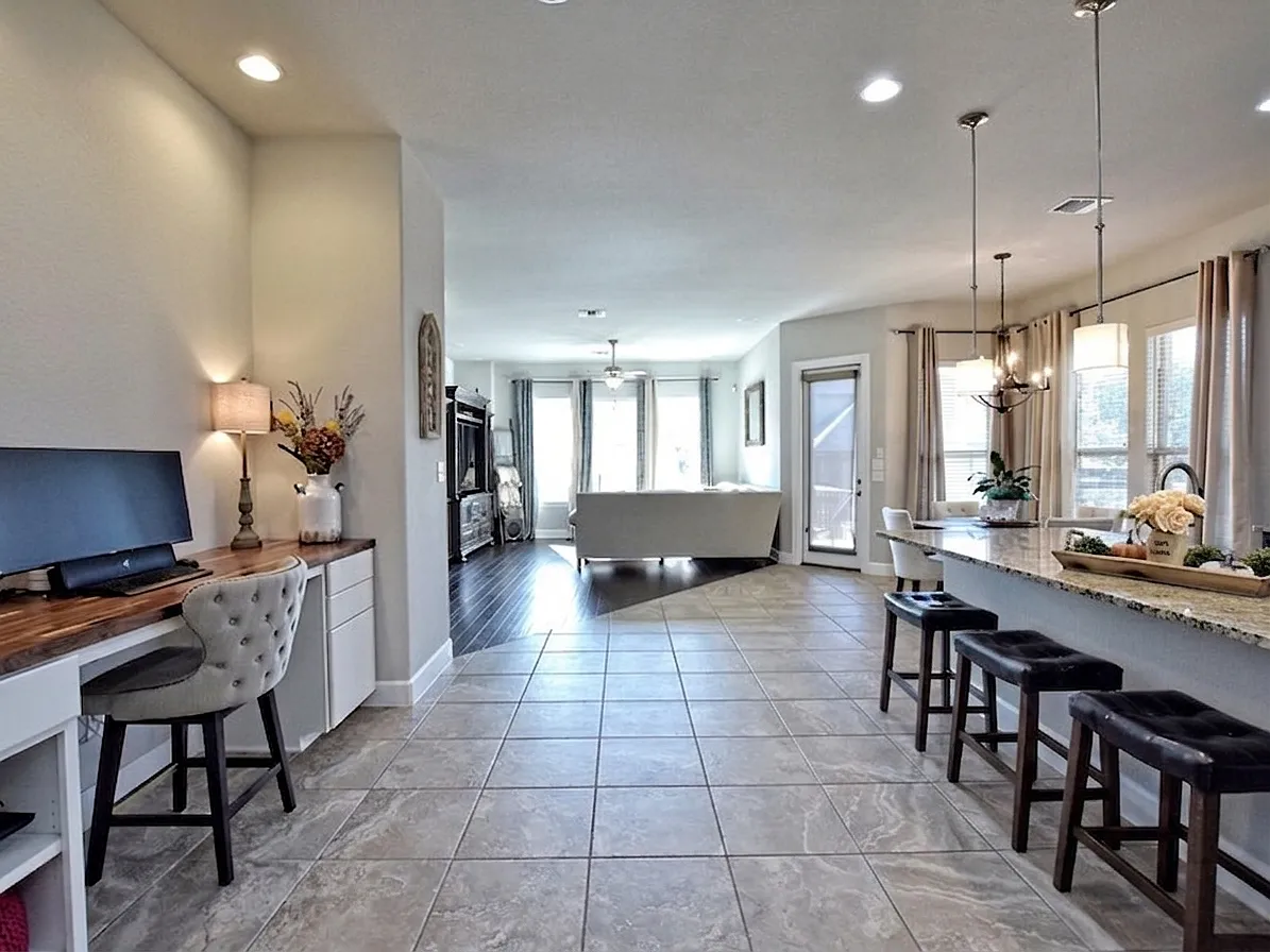 3 bed, 2376 sqft, $2,549 — Photo 3