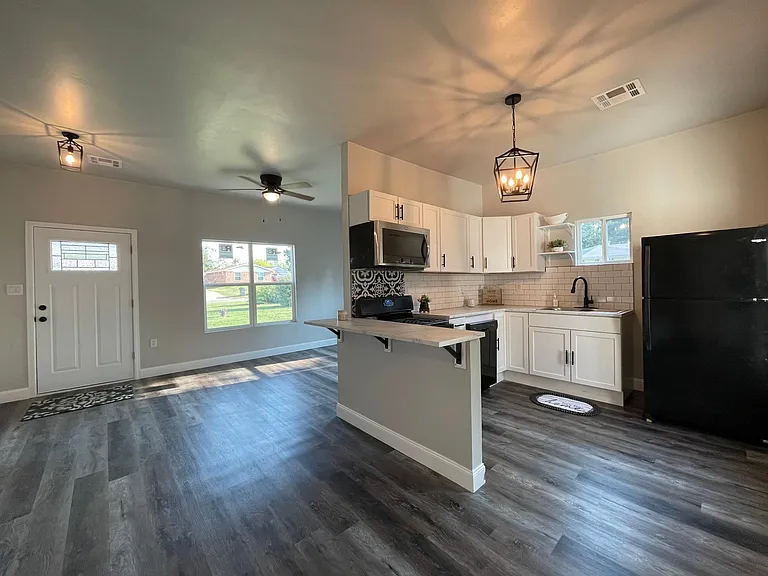 1317 E Broadway St — Photo 12