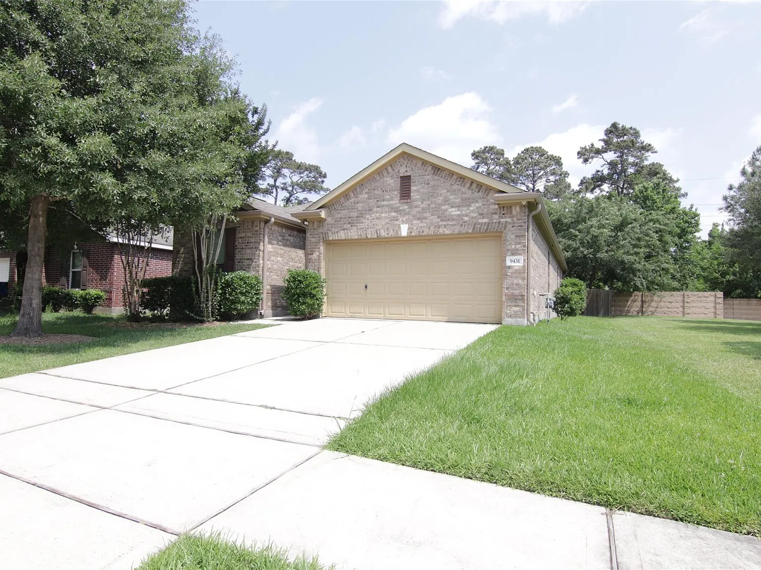 3 bed, 2.0 bath, 1948 sqft, $2,099 — Photo 1