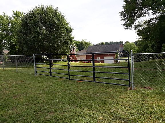 3rd image of 449 Meadowlake Cir