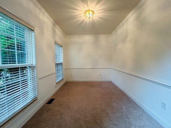 4th image of 76 Crestwood Ln